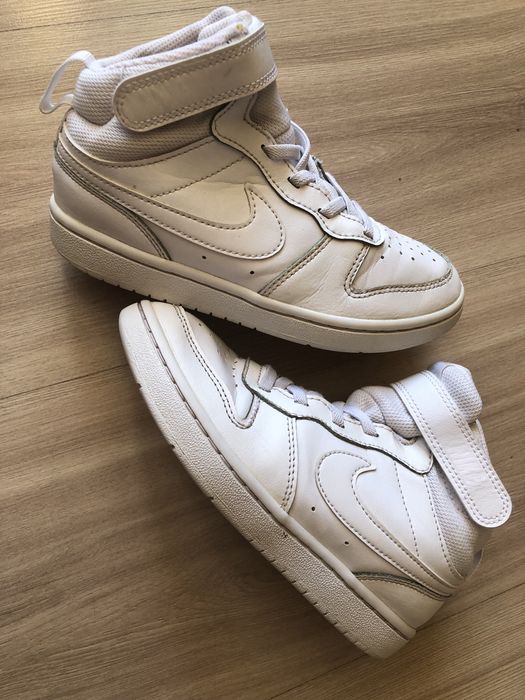 Sneakersy dziecięce białe Nike.