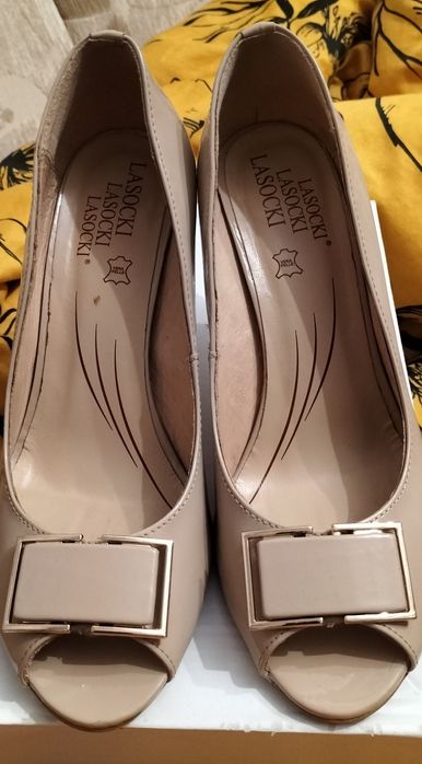Skórzane beżowe lakierowane szpilki,odkryte czubki.rozm.36. Lasocki