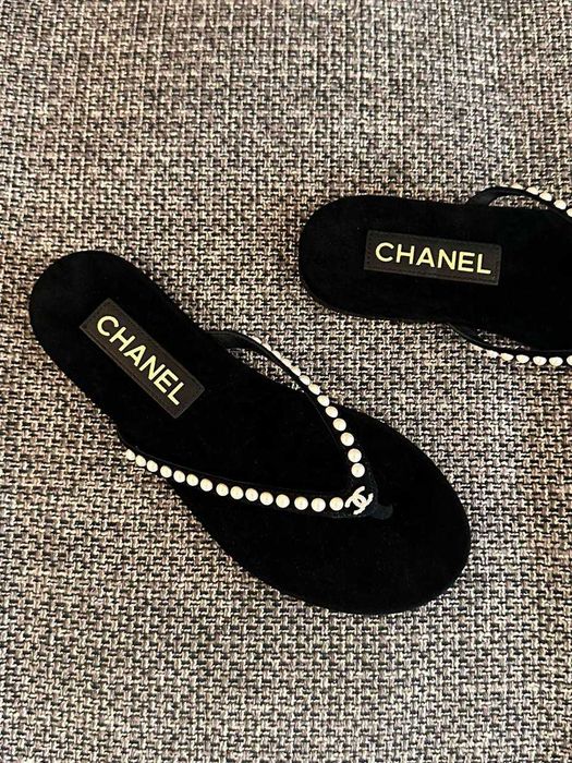 Klapki japonki z logo Chanel ozdobione perłami