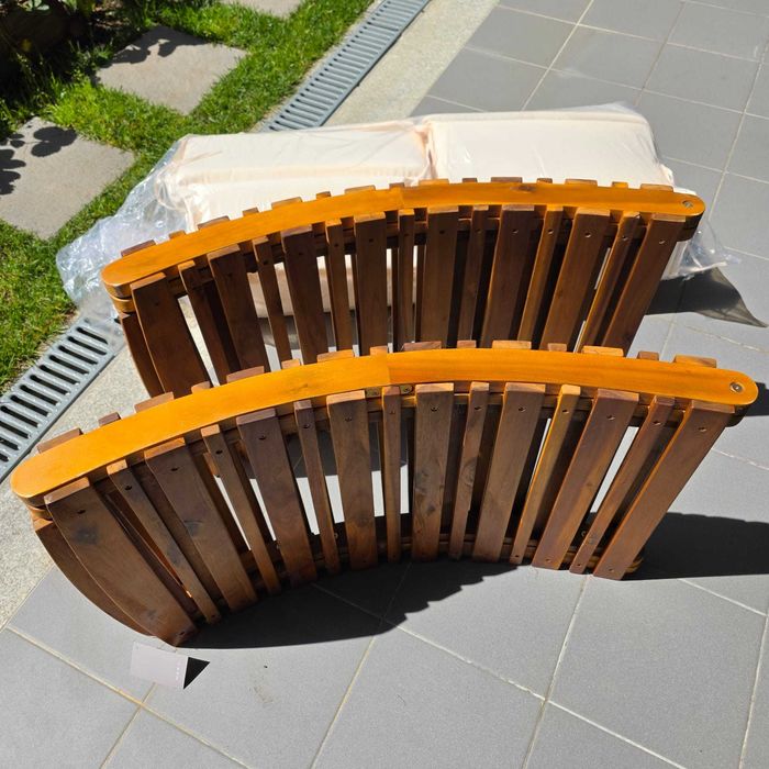Duas Espreguiçadeiras Sun Lounger de Madeira de Acácia, dobrável com almofada e apoio para cabeça.