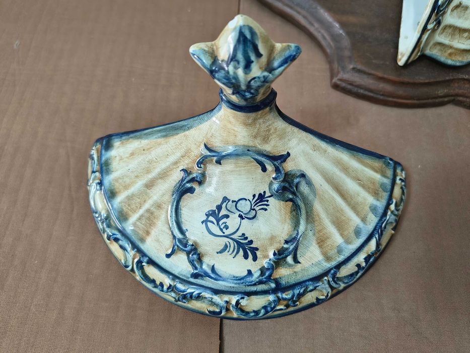 Fonte Decorativa de Parede em Cerâmica Trabalhada com Iluminação