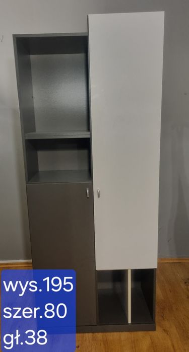 Zestaw mebli młodzieżowych po dziewczynie.