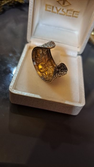 Aneis em prata contrastada.