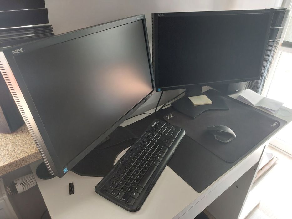 Monitory do grafiki NEC p232w! CENA ZA 2!!!