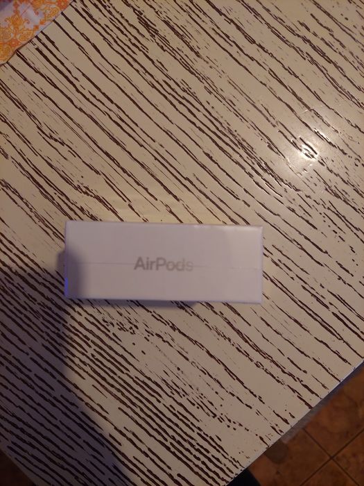 AirPods 4ª geração.