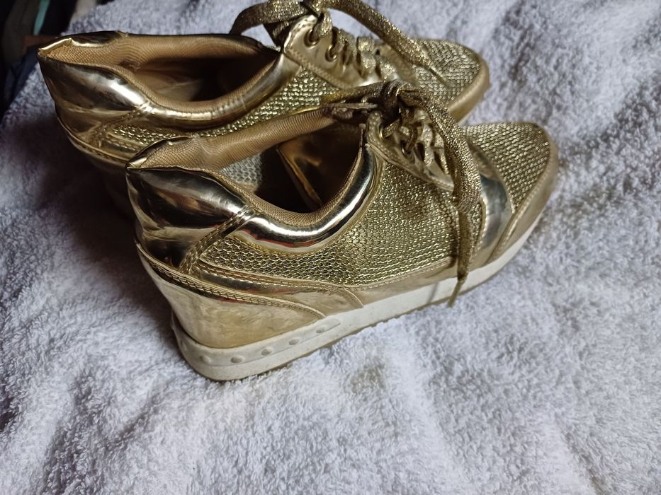 Vende se Sapatilhas douradas