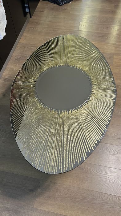 Espelho oval com detalhes em dourado 119x75cm