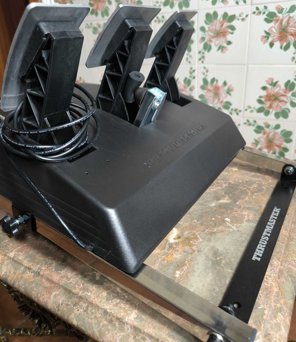 Thrustmaster T300 RS GT Edition + Suporte T-Pedals