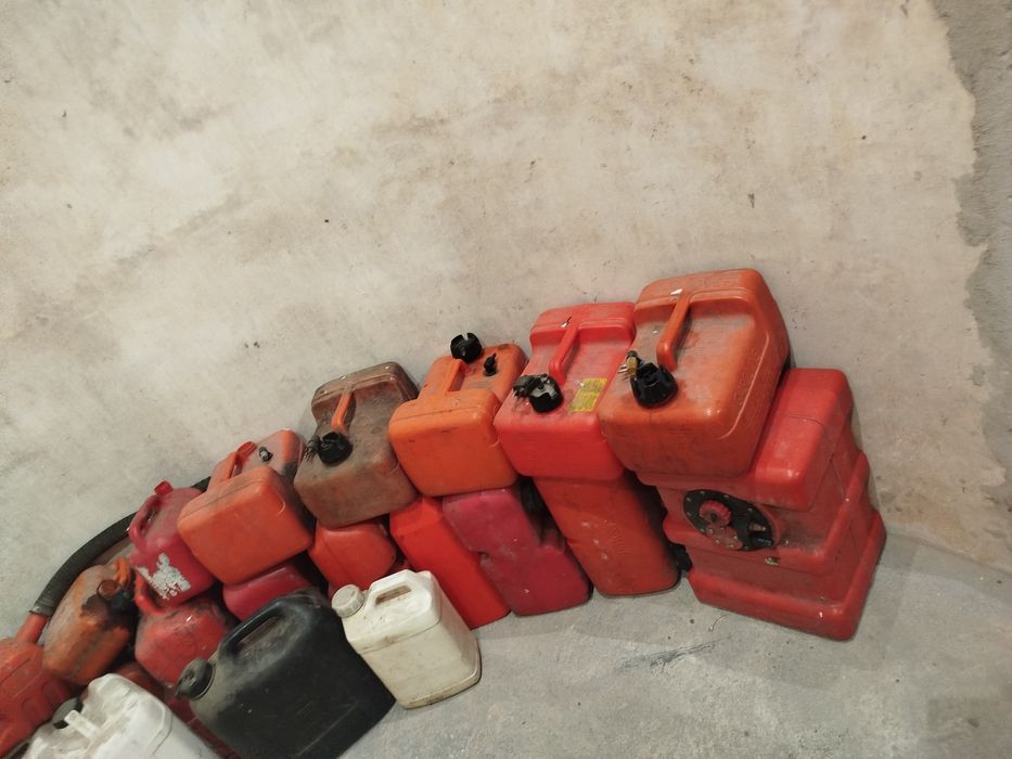 Motores fora de borda e material de barcos