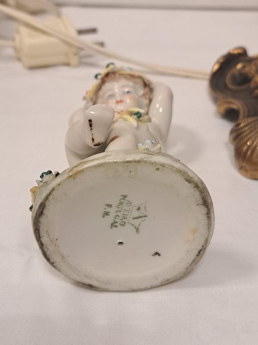 Candeeiro com figura em porcelana