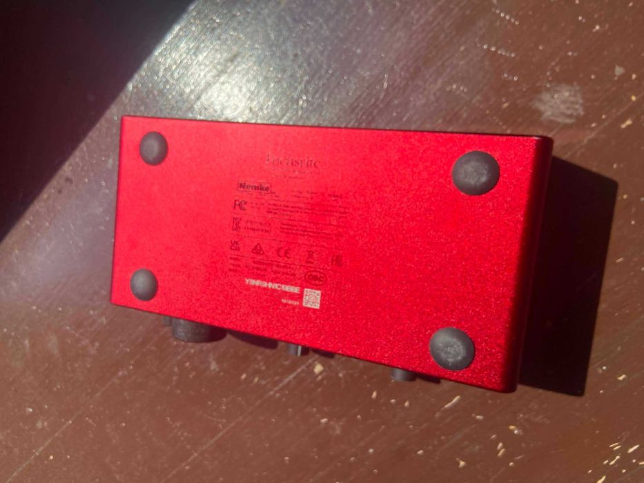 Focusrite 2i2 3rd gen interfejs audio, stan idealny, folia z tyłu