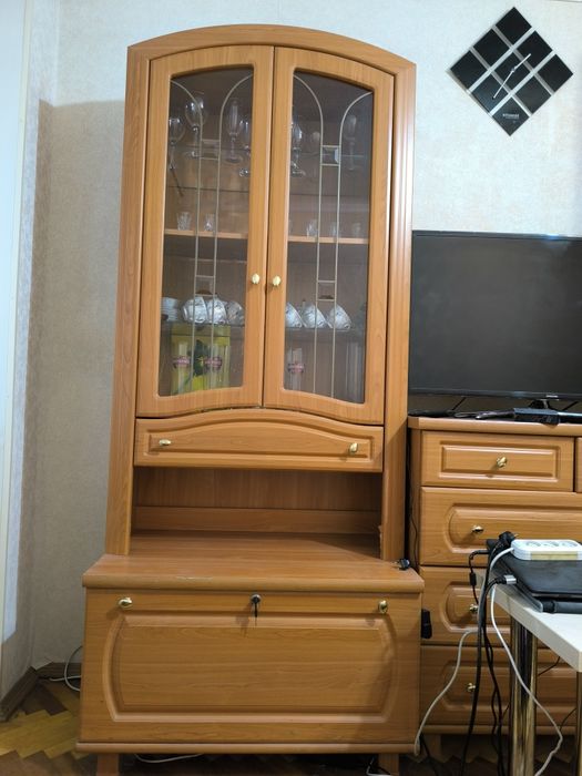 Шафа-вітрина на тумбі