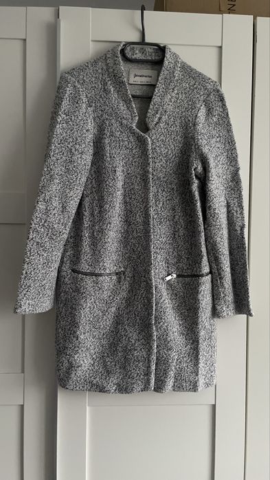 Szary plaszcz narzutka kardigan Stradivarius S/36 melanzowy zapinany