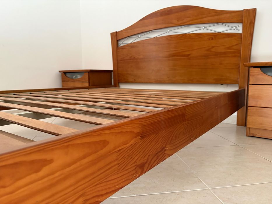 Cama de Casal em Mogno Maciço + Conjunto Completo