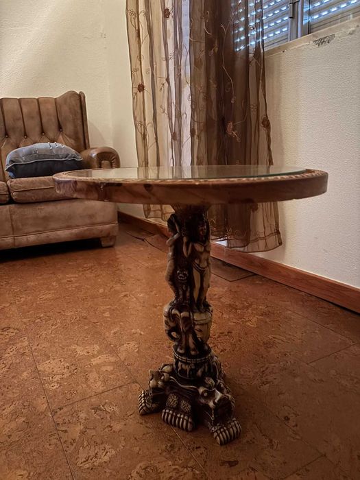 Mesa oriental com esculturas, possivelmente década de 60.