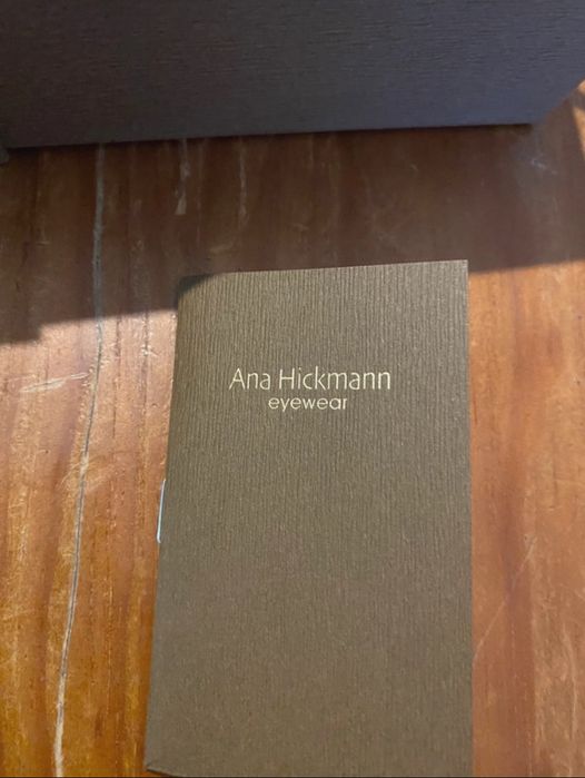 Óculos de sol pretos, Ana Hickmann