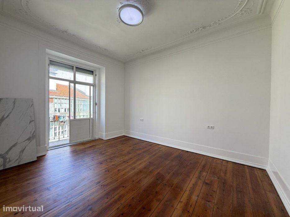 Venda de Apartamento com 7 assoalhadas na Avenida Almirante Reis