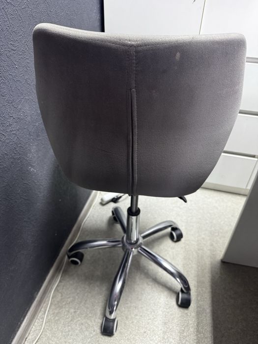 Стільці для майстра манікюра