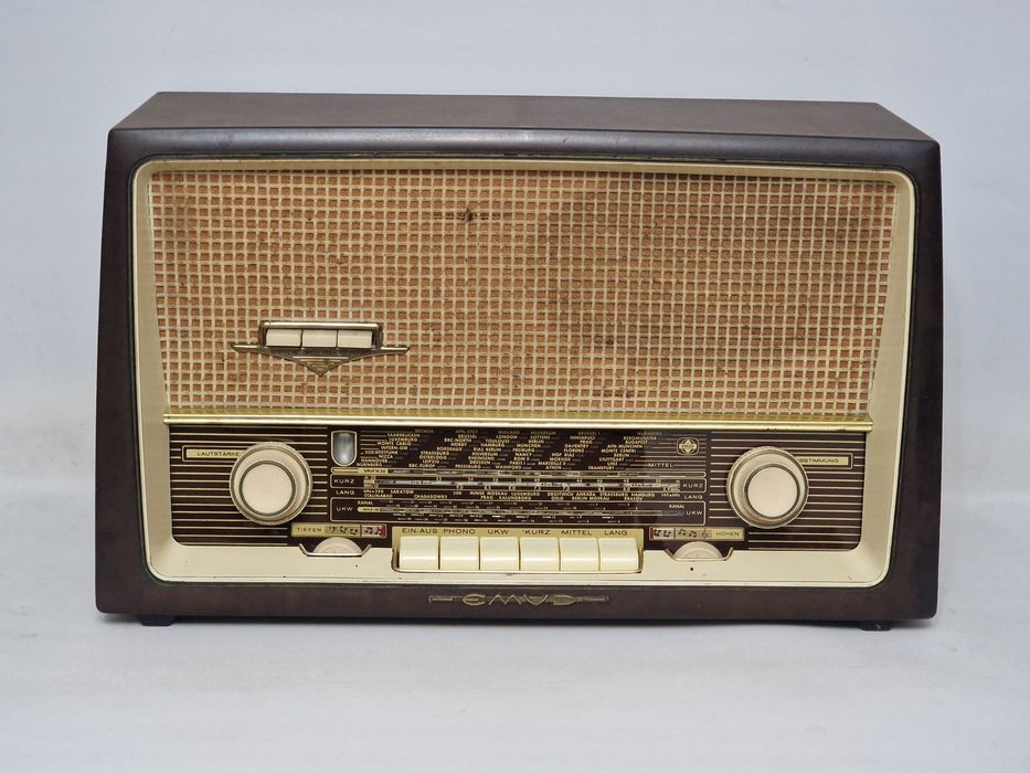 Rádio antigo reparado EMUD