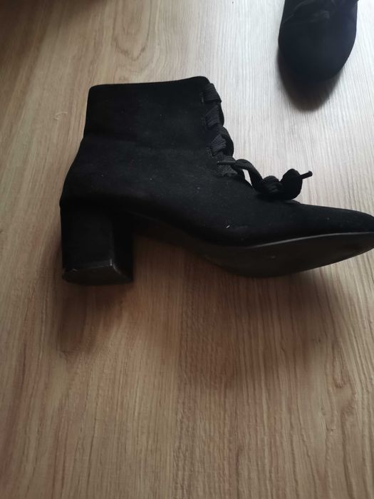 Czarne buciki na słupku