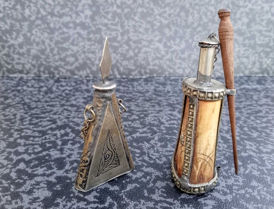 Frasco de kohl árabe, perfumeiro e caixa em osso.