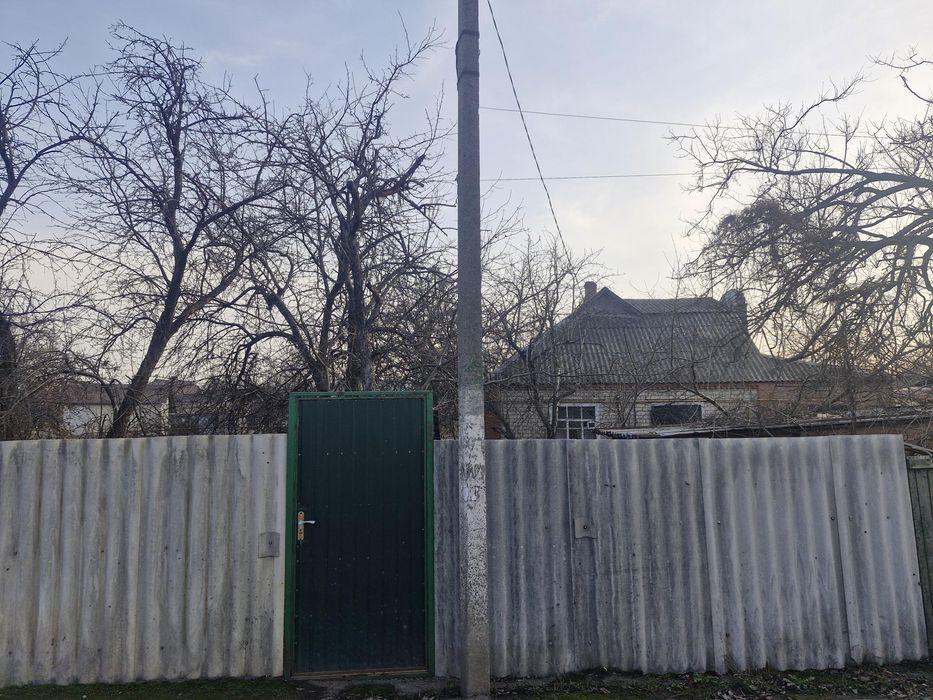 Продається 1/2 житлового будинку з ділянкою 10 соток та маленьким пруд