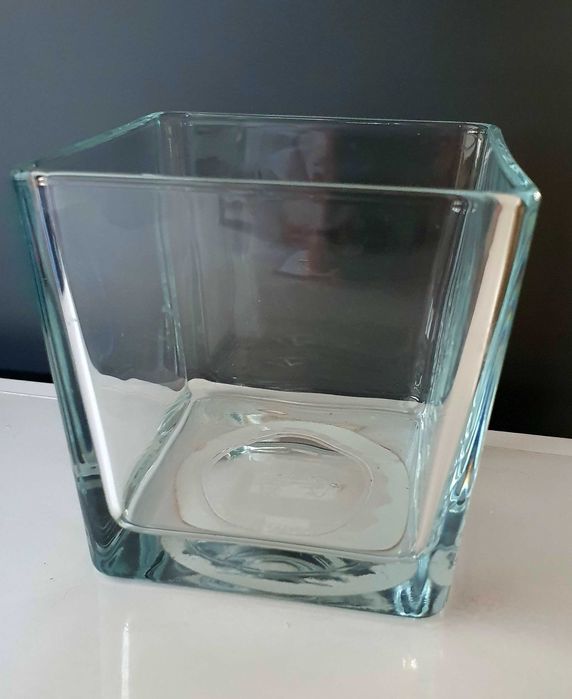 Продам квадратную стильную стеклянную вазочку  для интерьера