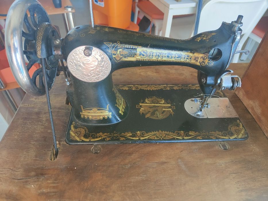 Máquina de Costura Singer com Móvel.