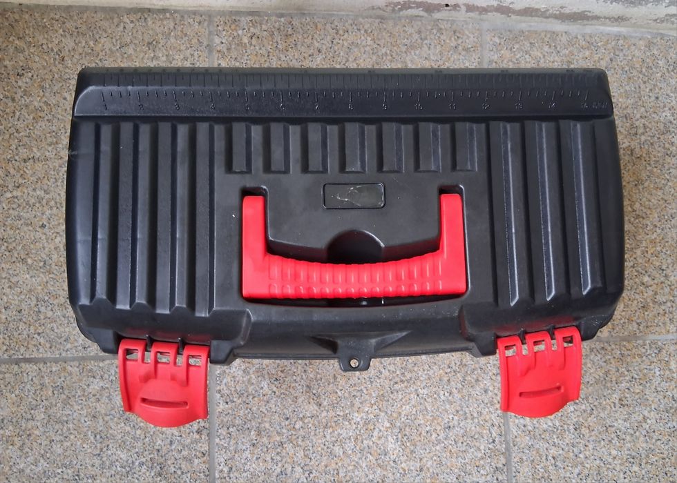 Toolbox with ample space449117544808468480