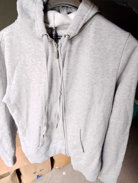 Bluza damska z kapturem.