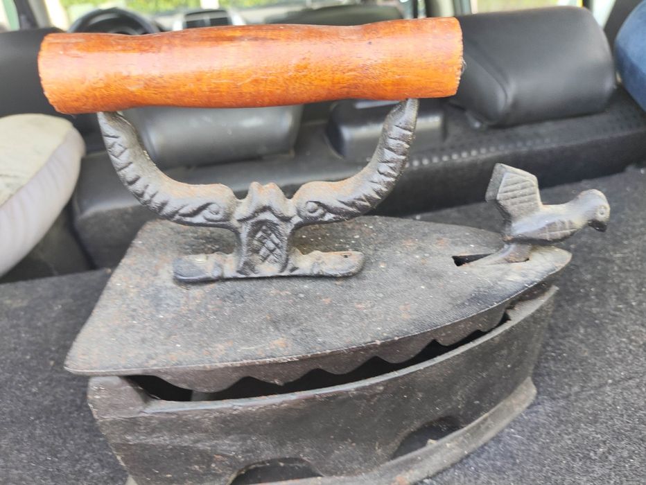 Ferro de engomar a carvão antigo em ferro e madeira