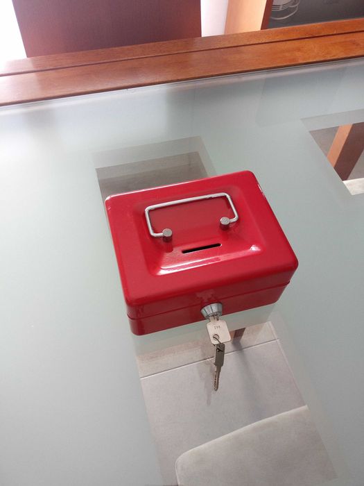 Cofre com fechadura e chave como novo
