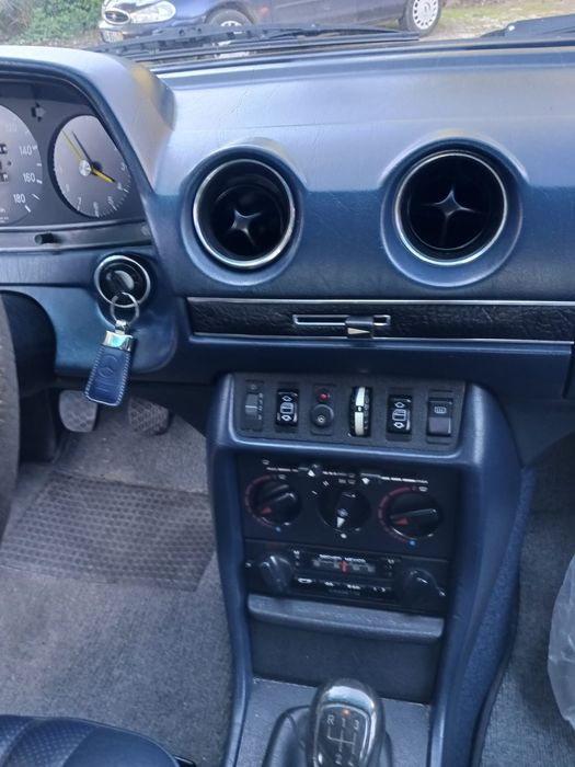 Mercedes 300d W123 reservado