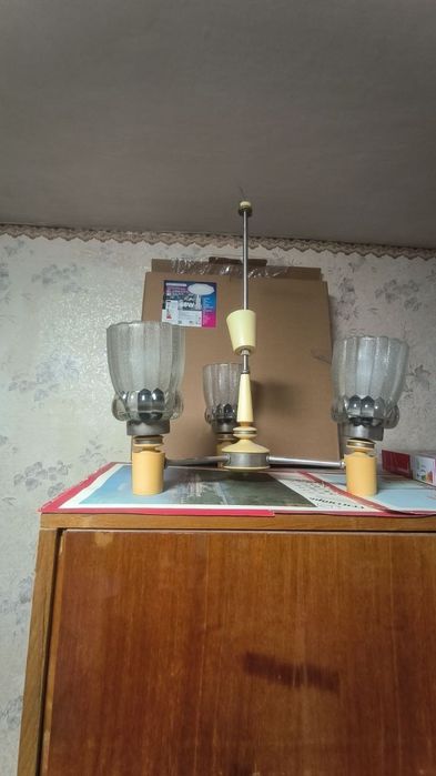 Люстра з плафонами.