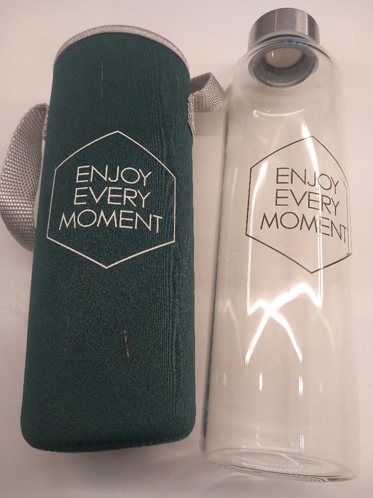 Garrafa de vidro para passeios ou escritórios com capa protetora