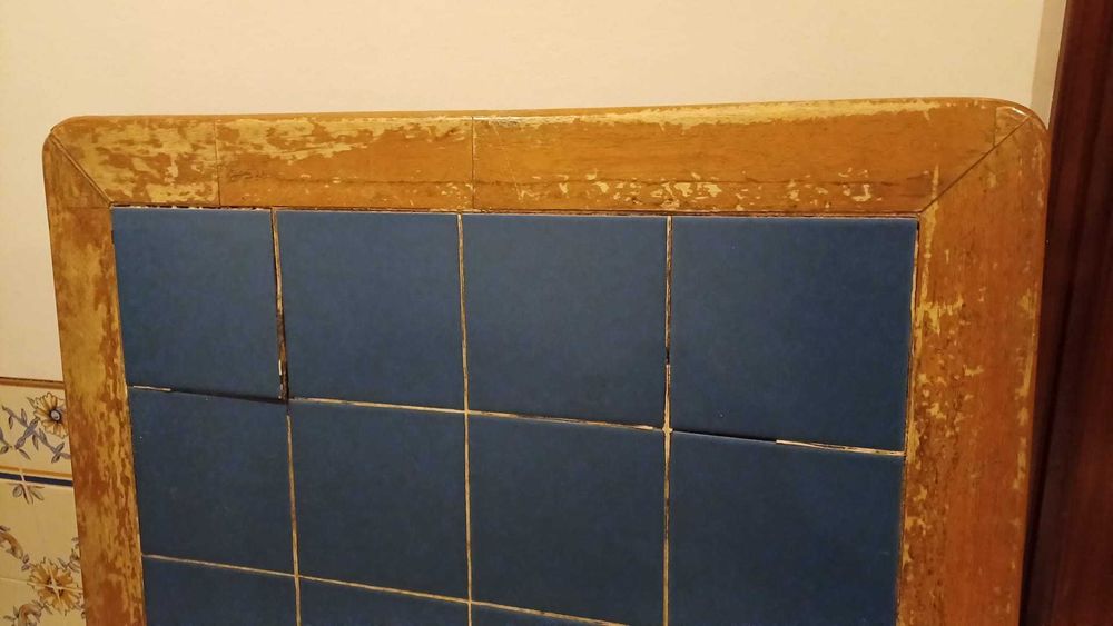 Mesa de madeira maciça, com 4 cadeiras para recuperar