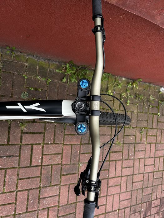 YT Tues CF1 2019r. Carbon.