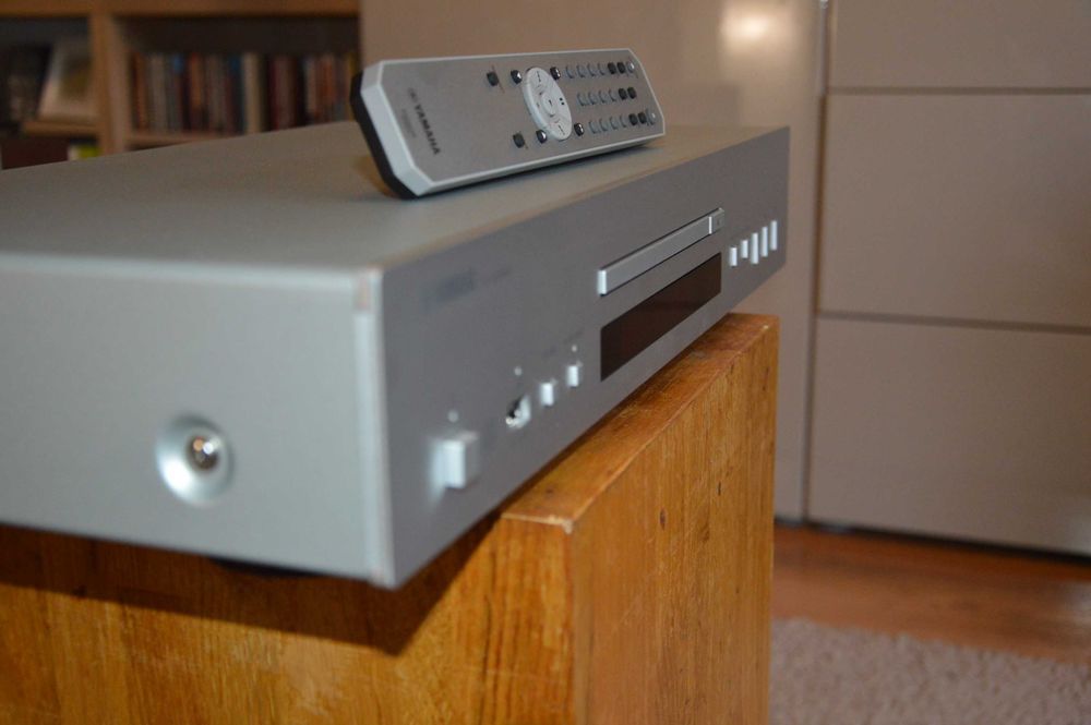 Yamaha CD-S303 S z pilotem i wszystkim co dała fabryka - prawie nowa
