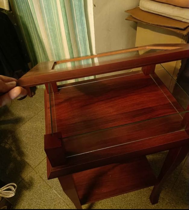 Mesa vitrine com tampo de abrir
