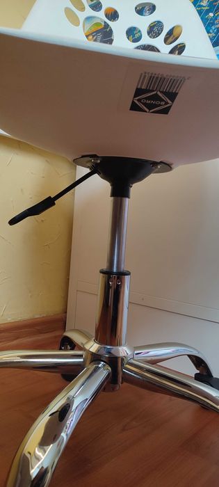 Крісло офісне, комп'ютерне Bonro B-881 біле з чорним сидінням