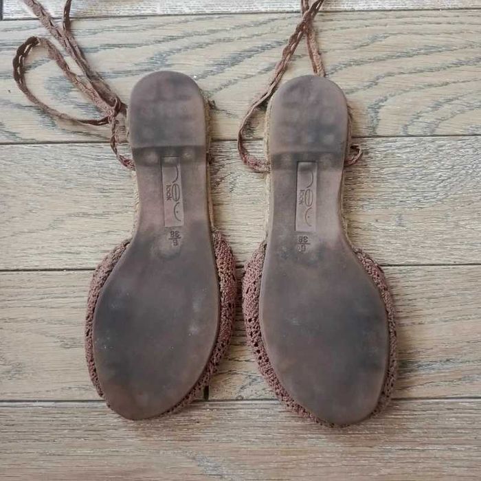 Brązowe koronkowe sandały wiązane espadryle