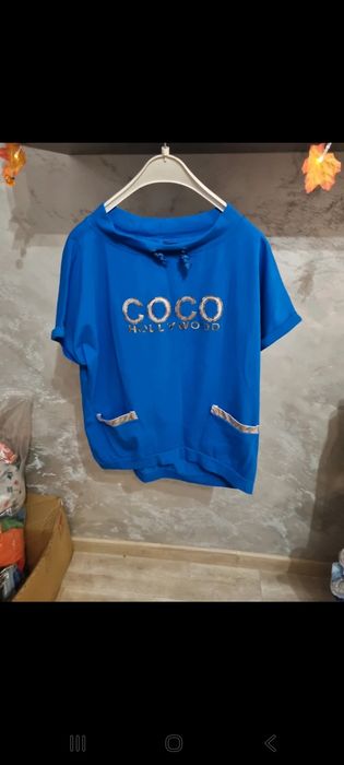 Śliczna kobaltowa bluzka z napisem "COCO". Nowa, bez metki .
