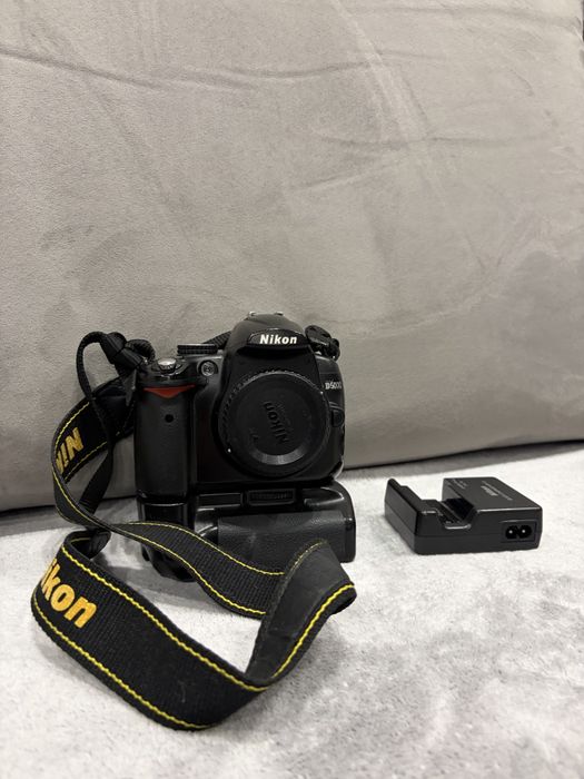 Nikon D5000 Body + батарейний блок, 2 АКБ, зарядка, сумка