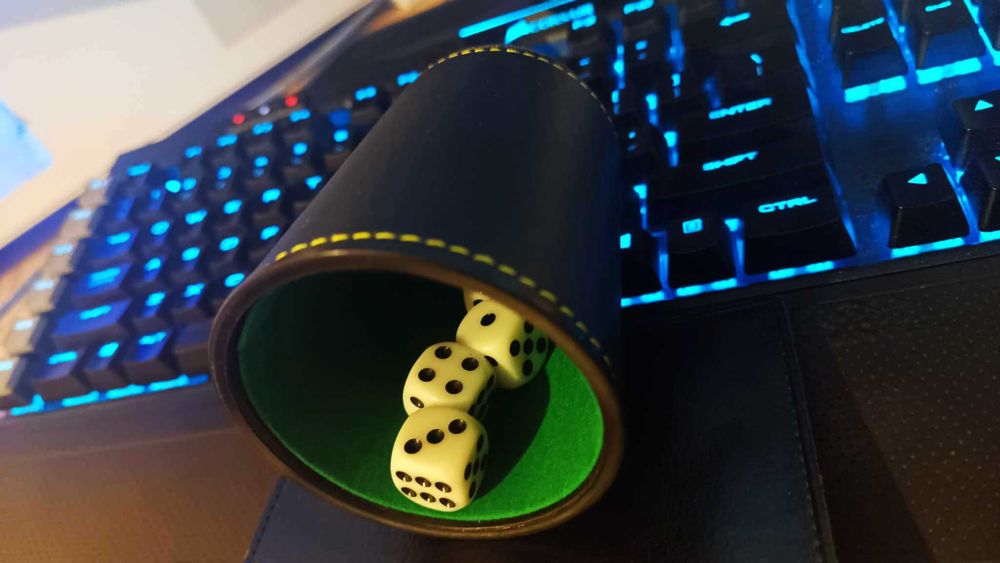 Kubek do gry w kości farkle i pozostałe. W zestawie kości, ekoskóra!