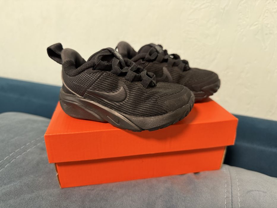 Нові кросівки Nike