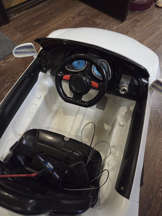 Дитячий електромобіль