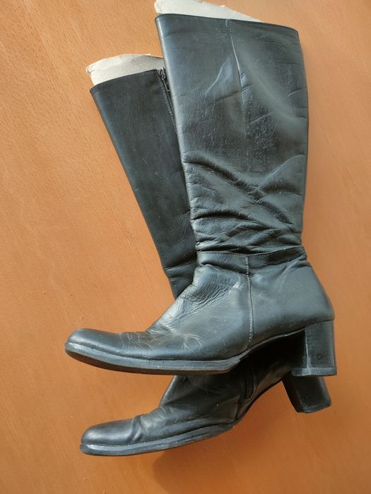 Par de botas pretas usadas.