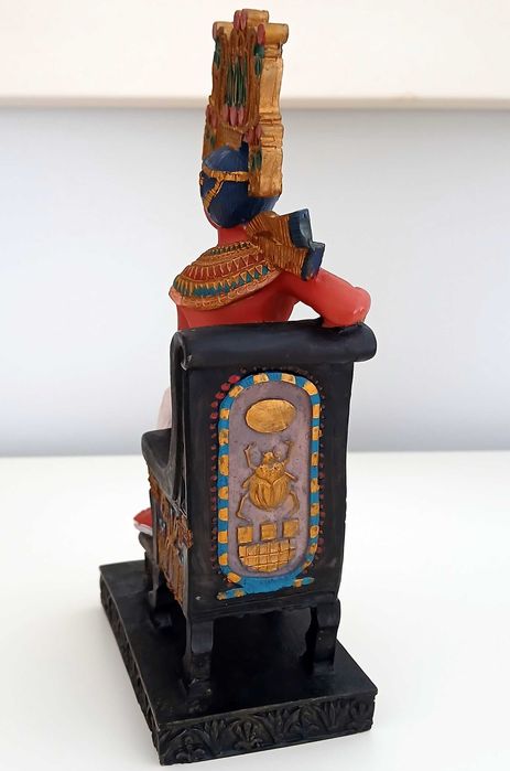 Artesanato Egípcio: Estatueta pintada de Faraó
