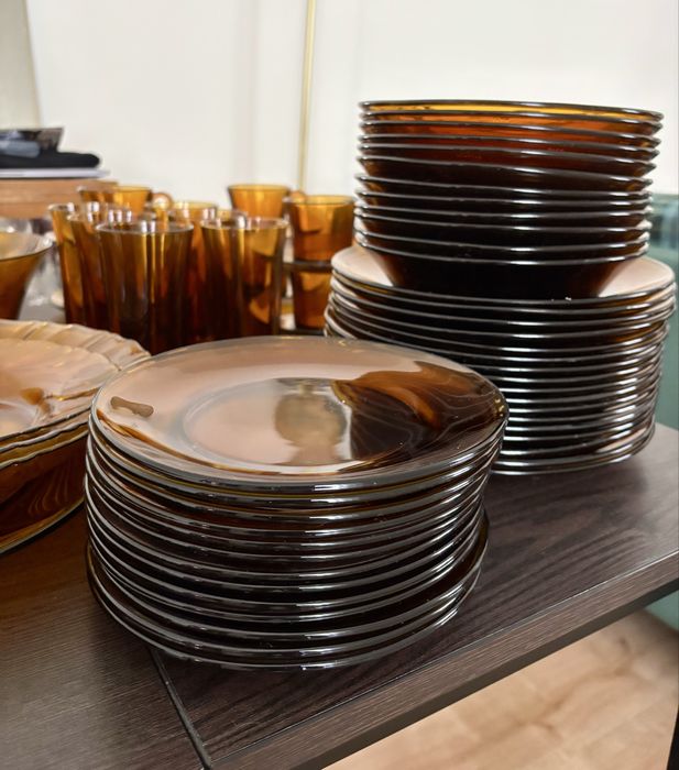 +120 peças originais em vidro âmbar, todas com marca gravada.