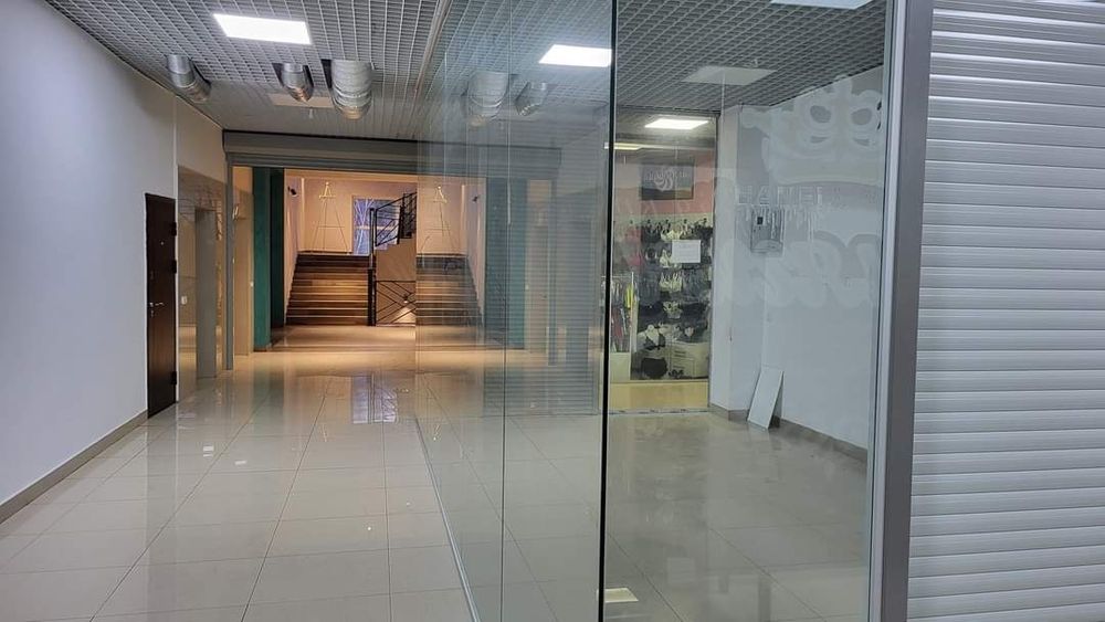 Здається в Здається в оренду торгово-офісне приміщення 
знаходиться